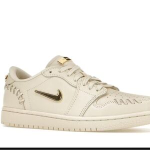 Never worn nike low